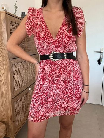 Robe rouge Rue des Abbesses