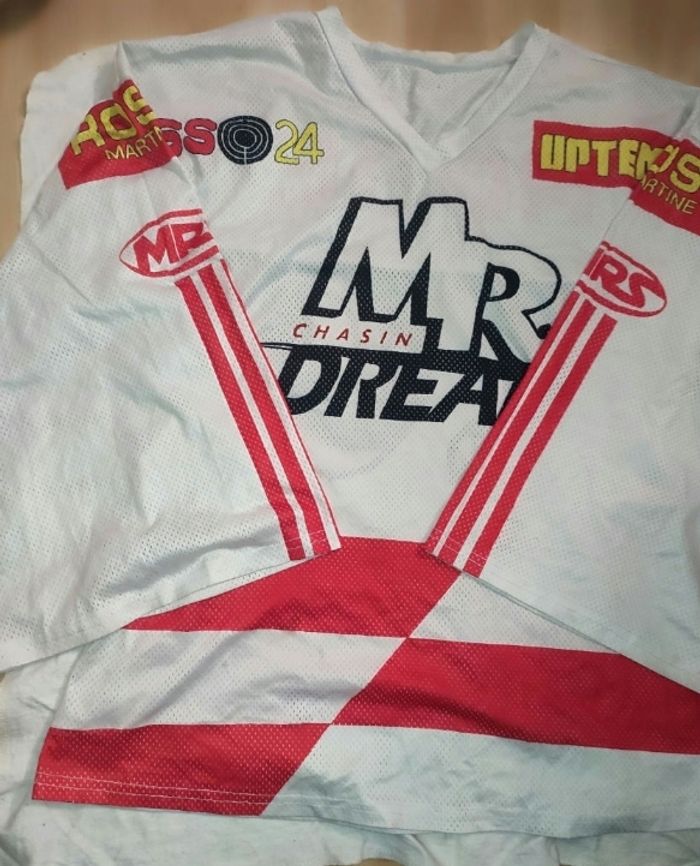 Une robe courte taille s