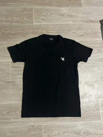 T-shirt noir à col V Chevignon S