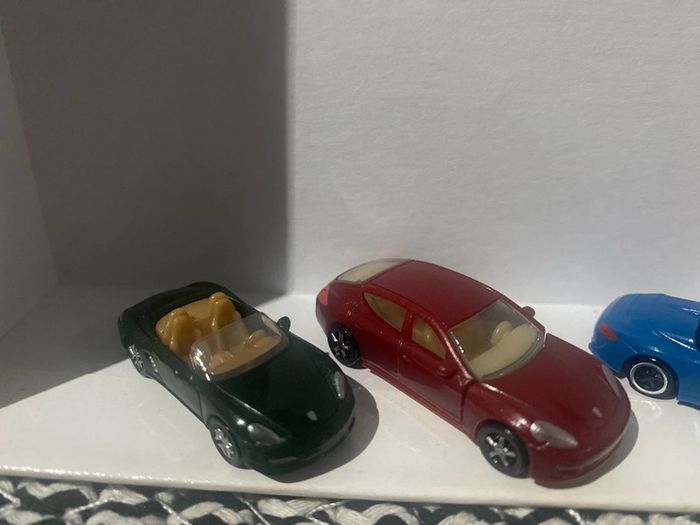 Figurines petites voitures - photo numéro 2