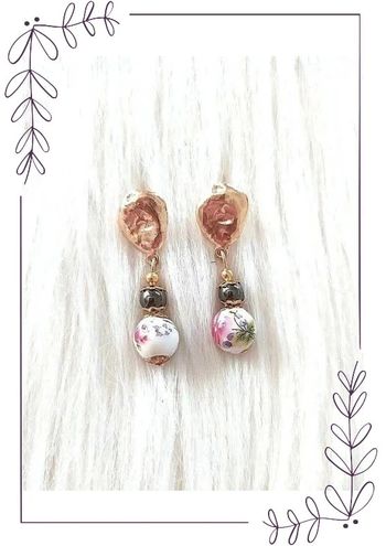 Boucles d'oreilles pendantes style vintage classique chic, perles motif fleurs façon porcelaine.