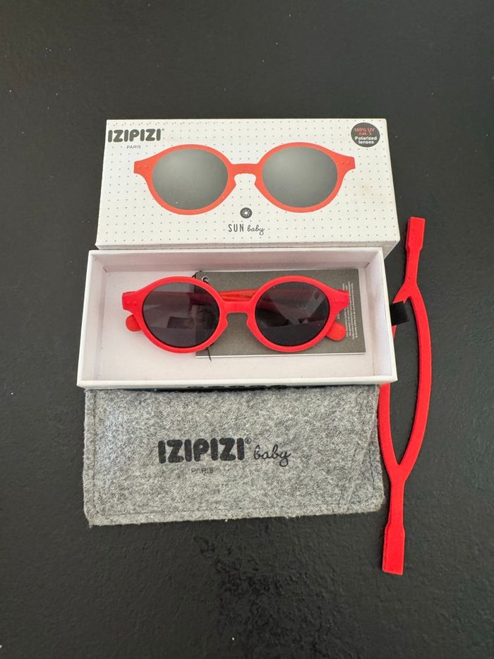 Lunettes de soleil bébé neuve