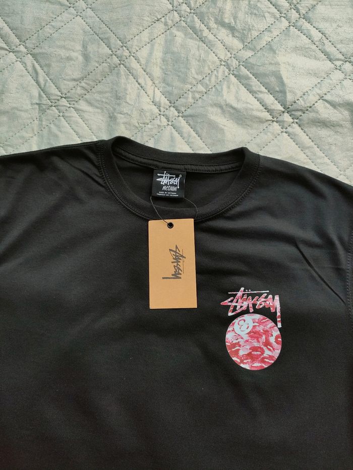 T-shirt Stüssy 8 ball lips kiss 😘 taille M, noir logo rouge  NEUF ✅ - photo numéro 6