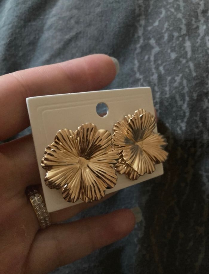 Boucles d’oreilles NEUVES pour femme forme de fleurs 🌼 couleur doré - photo numéro 5