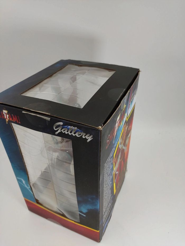 Zachary Levi As Shazam ! DC Comics Movie PVC statue Diamond Select Toys Gallery - photo numéro 4