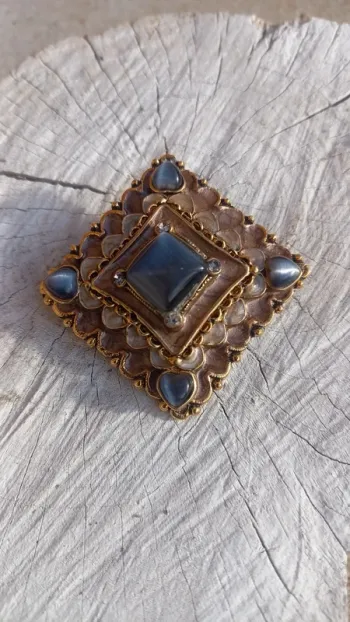 Broche vintage dorée et violine