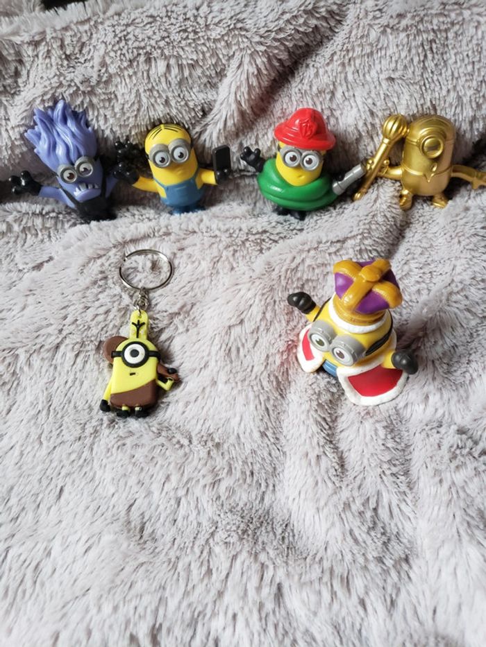 Lot 5 personnages Les Minions + 1 porte clé