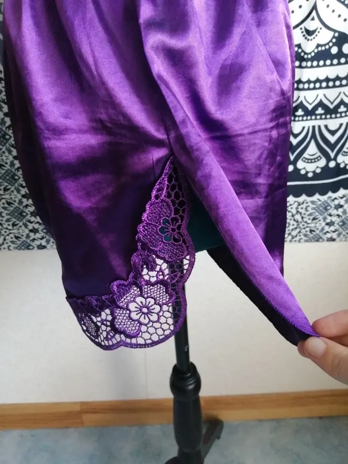 Short de pyjama violet en satin avec dentelle et fentes sur les côtés / C & city / (XL) - photo numéro 4