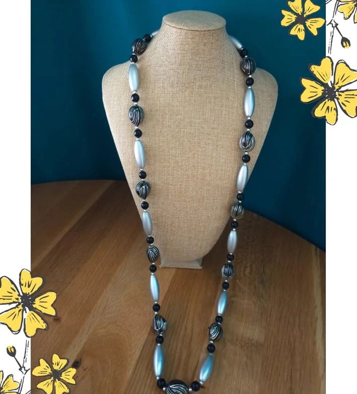 Collier long perles argentées et noires sculptées – Fantaisie élégante
