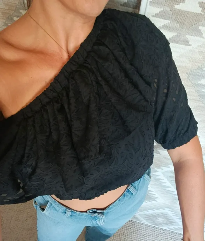 Top haut asymétrique Mango noir M une épaule dénudée volant - photo numéro 3