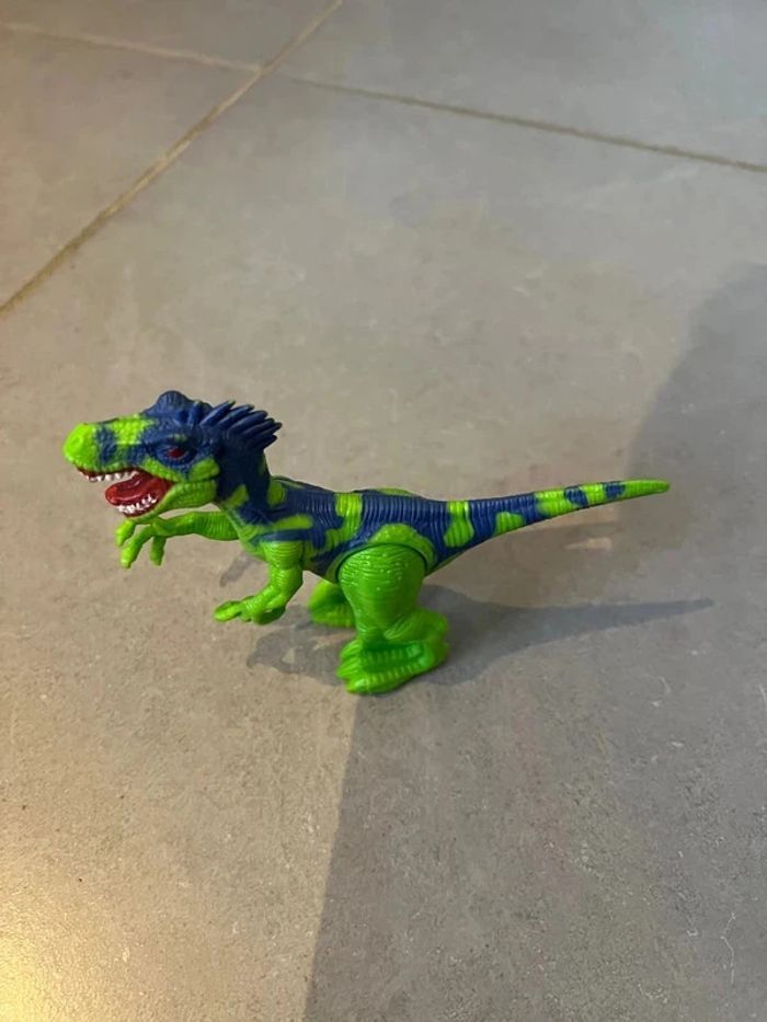 Velociraptor - Dimension environ 15 cm * 12 cm - Couleurs dominantes: Vert, violet, rouge & blanc - photo numéro 3