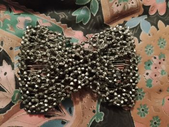 barrette à cheveux argentée.