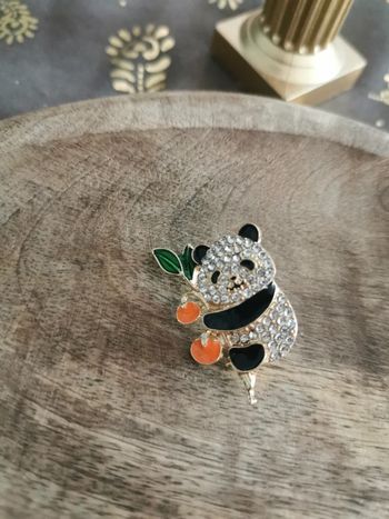 Broche femme panda