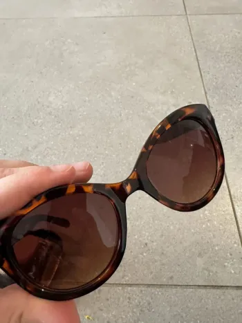 Lunettes de soleil Mango, bon état, pas de rayure sur les verres