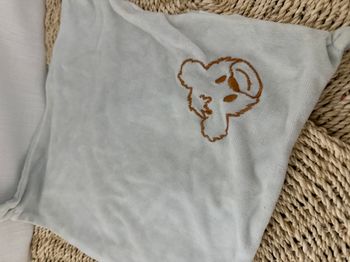 Doudou influx Cora mouchoir plat tête d’ours brodé 4 Noeuds