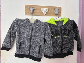 Lot 2 vestes à capuches chaudes,18/24 mois.
