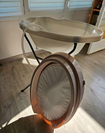 Baignoire et table à langer sur pied
