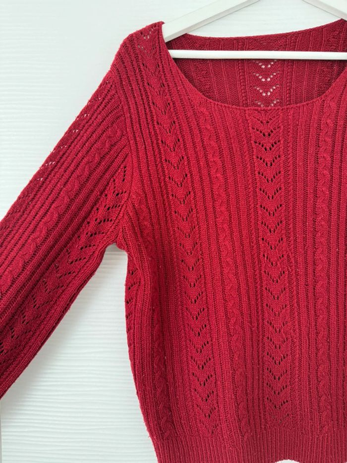 Pull d'hiver ajouré en maille rouge bordeaux framboise col rond - photo numéro 3