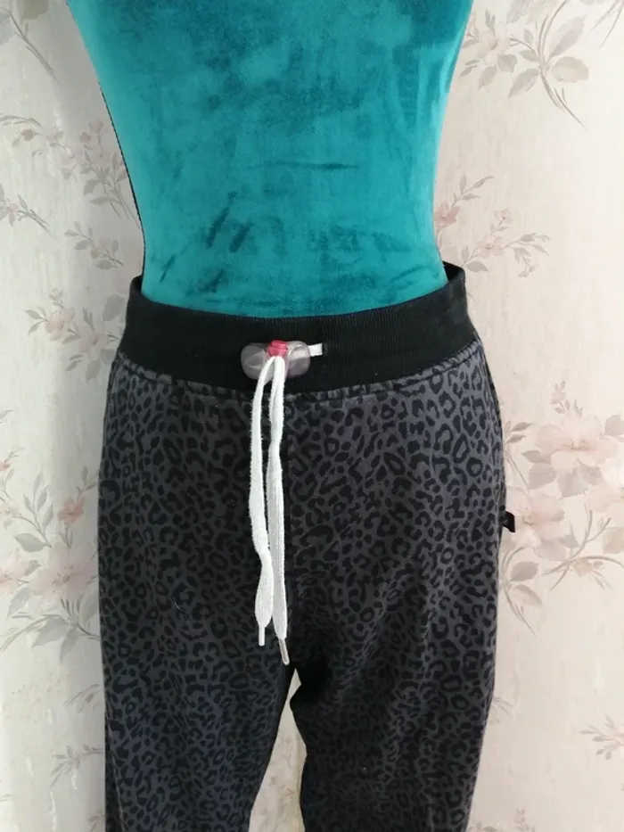 Pantalon jogging gris coupe loose à motifs léopard noir avec poches et lien  / sweet pants / (XS) - photo numéro 3