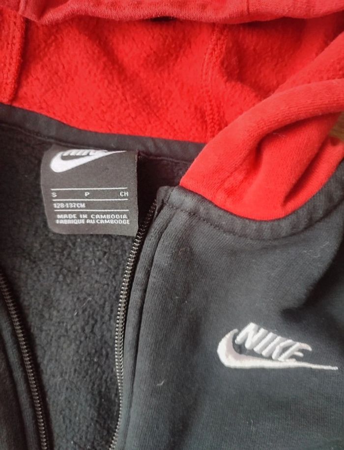 Veste de jogging Nike taille 128/137 - photo numéro 2