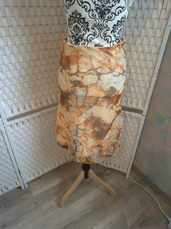 Jolie jupe mi-longue Bershka imprimé marbre / tie-dye  TL / 40