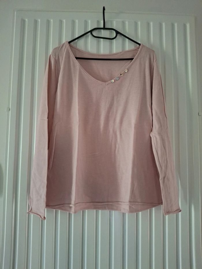 Très beau pull rose léger avec strass