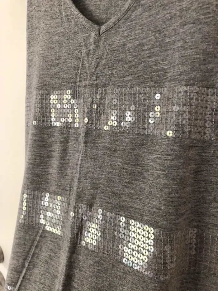 Débardeur gris à paillettes La Fée Maraboutée taille 1 - photo numéro 2