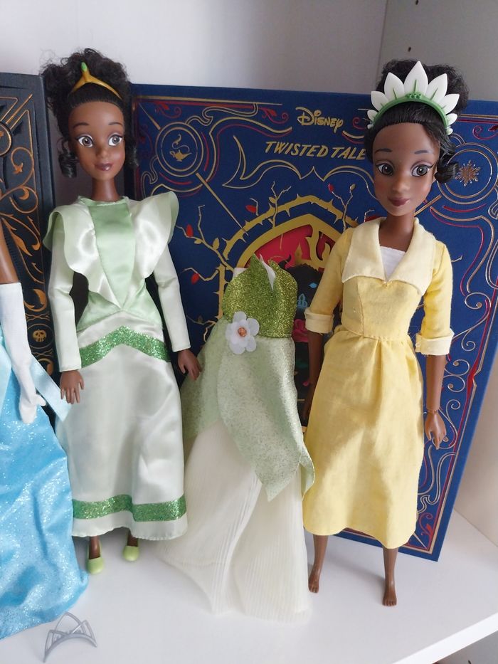 3 Poupées Tiana Restaurant Serveuse et en robe bleue et couronne + tenue verte princesse Disney - photo numéro 3