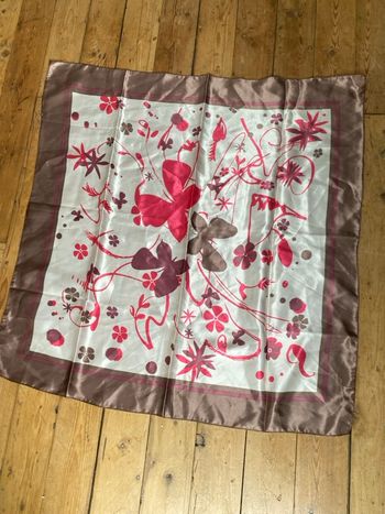 Joli foulard rose violine papillons  74/75 cm de côté
