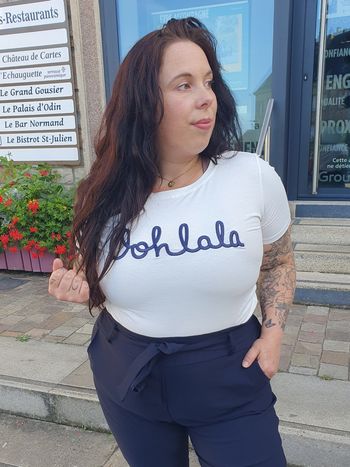 T-shirt Oohlala blanc/marine col rond
Taille 46