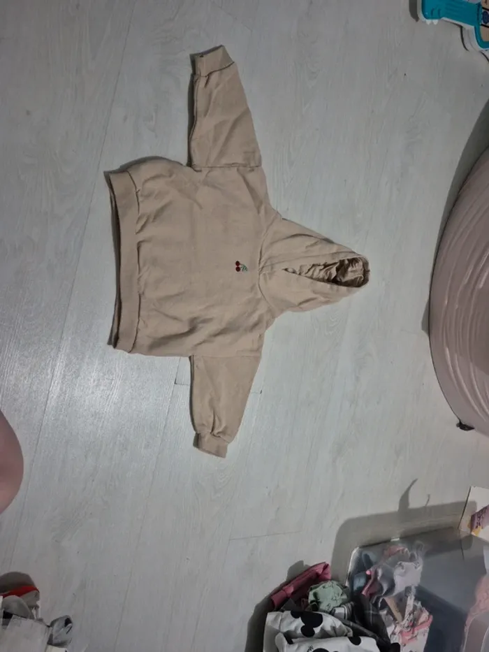 Sweat à capuche beige motif cerise