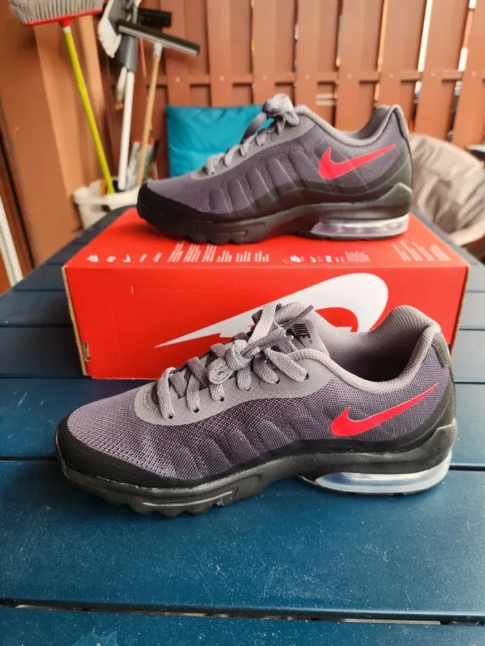 Nike air max invigor Garçon taille 38,5 neuves noire et rouge - photo numéro 3
