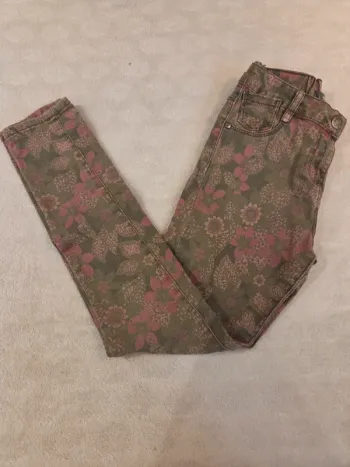 Pantalon kaki a motifs fleurs