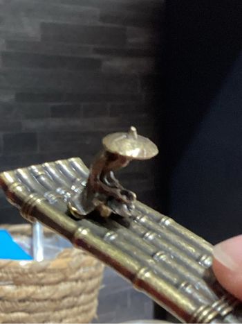 Porte encens vieux pêcheur chinois assis sur une jonque en bambou 