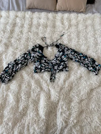 Haut fleuri avec dos nu Bershka taille XS