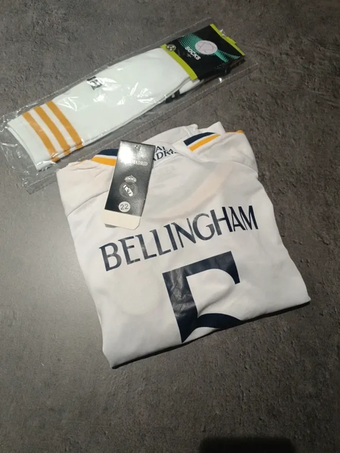 Tenue foot Real Madrid Jude Bellingham blanc. T.22 - photo numéro 4