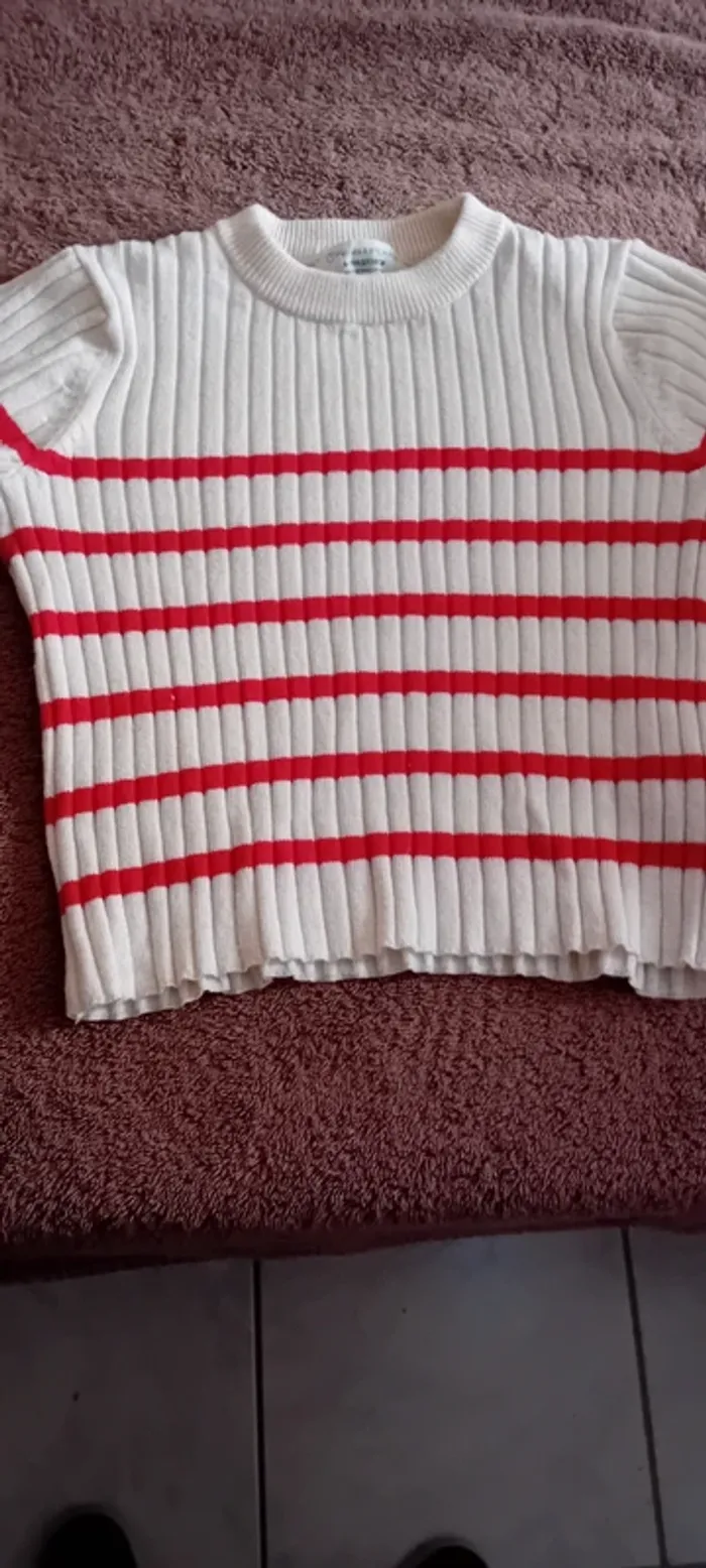 Très joli Tee-shirt blanc crème à rayures rouge primark 4/5ans - photo numéro 3