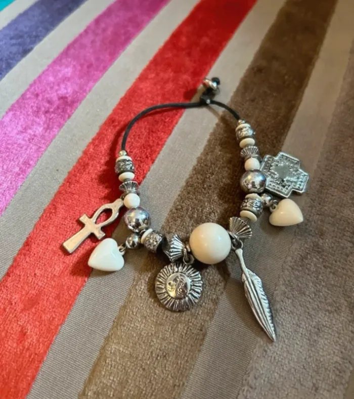 Bracelet, fantaisie, à breloque noir et argenté - photo numéro 3