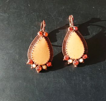 Boucle d'oreilles cuivrées et jaunes