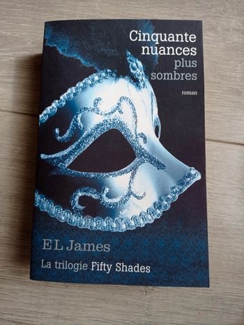 Livre Cinquante nuances plus sombres. E L James