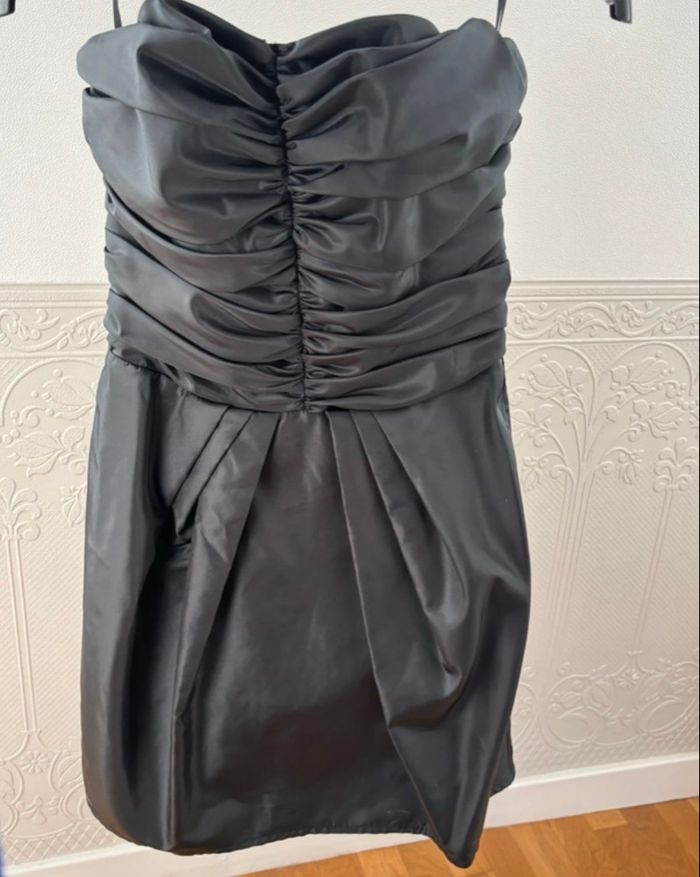 Robe noire satinée drapée - Fermeture au dos