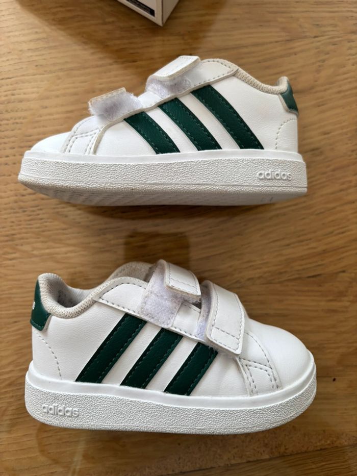 Basket garçon blanche et verte adidas T20 - photo numéro 5