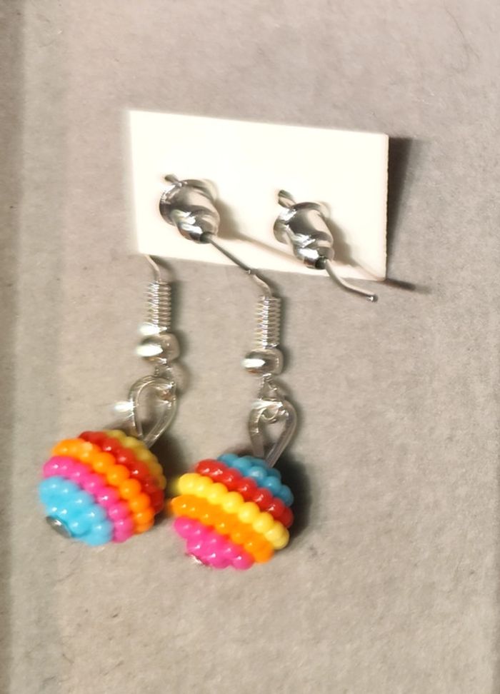 Boules perlées multicolore en boucles d'oreilles - photo numéro 2