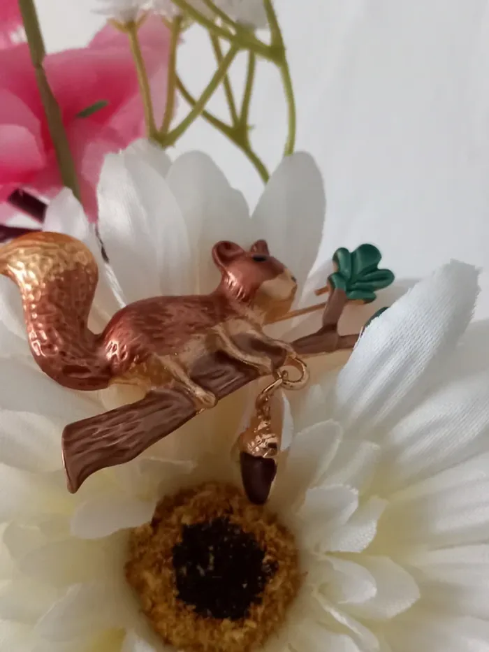 Très belle broche animalière en forme l'écureuil sur une branche avec un gland pendant - photo numéro 6
