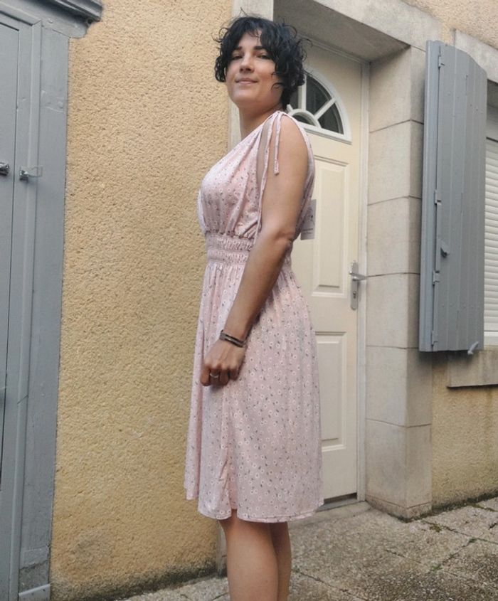 Jolie robe neuve taille unique - photo numéro 3