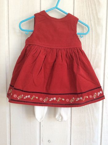 Robe en velours rouge + collant blanc