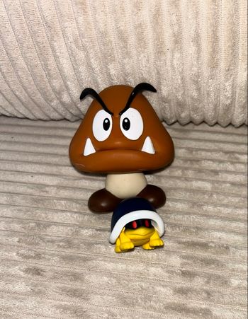 Lot 2 figurines Goomba et Bruyinsecte 
