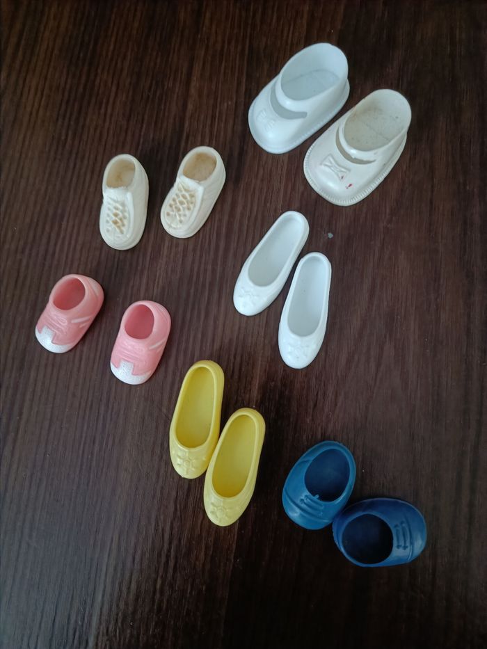 Lot de chaussures pour poupée