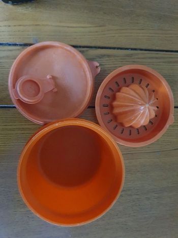 Boite couvercle et pressoir pour jus