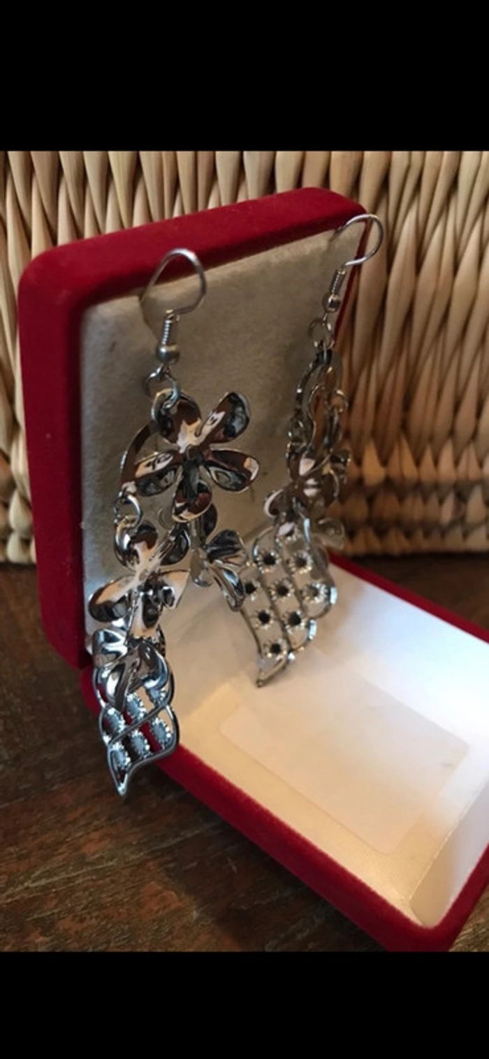 Magnifique paire de boucles d’oreilles avec fleurs - photo numéro 7